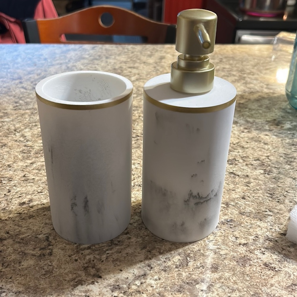 Resin Bath Set Sunday Citizen Brand .  Brand new. Never used.   smoke-free home.